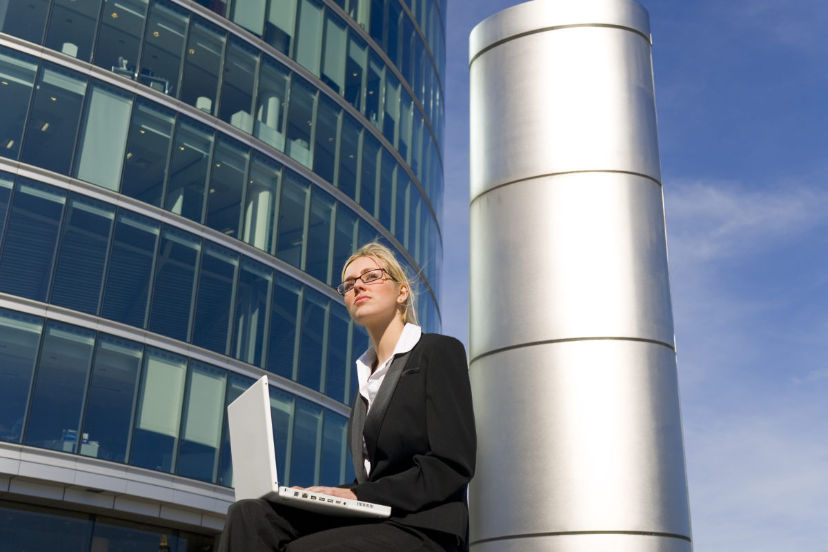 Donna che utilizza pc in contesto urbano con wifi