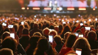 evento concerto con persone e smartphone