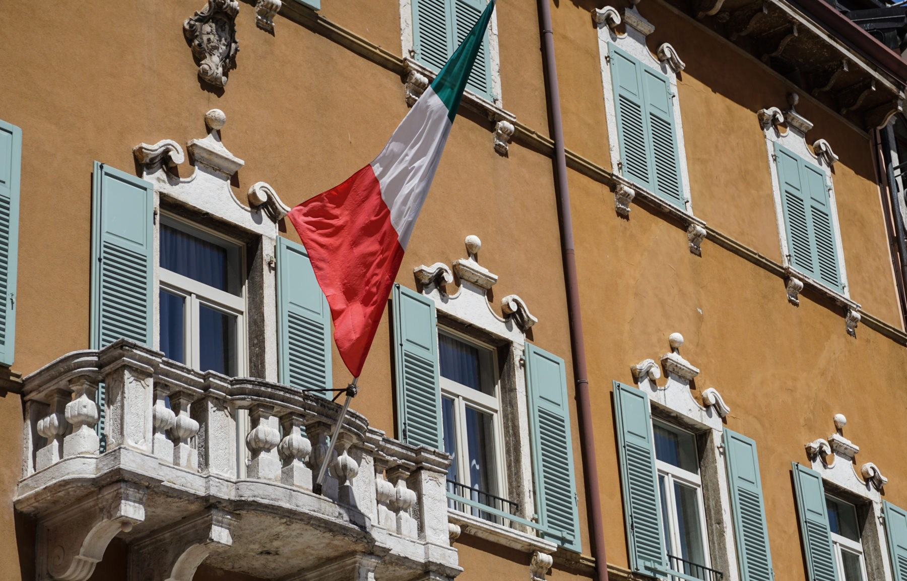 edificio comunale italiano con bandiera